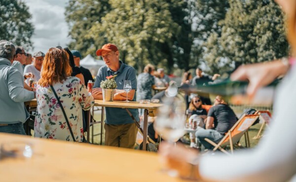 Personen an Stehtischen mit einem Glas Wein bei Electronic Wine am Deutschen Eck © Koblenz-Touristik GmbH, Janko.Media