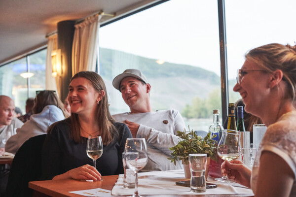 Menschen amüsieren sich bei der Veranstaltung Wein on the Water in Koblenz. ©Koblenz-Touristik GmbH, Picture Colada