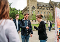 Een jonge vrouw scant het kaartje van een bezoeker van Wein op het Water  © Koblenz-Touristik GmbH, Janko.Media 