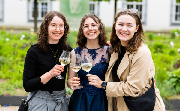 Drei Frauen stoßen gemeinsam zum Wein an bei der Eröffnung vom Weinfestival 2023 in Koblenz ©Koblenz-Touristik GmbH, Kai Myller