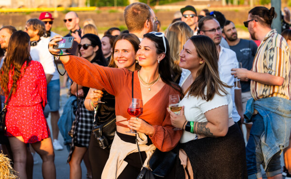 Besucher*innen machen ein Selfie bei Electronic Wine 2023 in Koblenz ©Koblenz-Touristik GmbH, Janko.Media