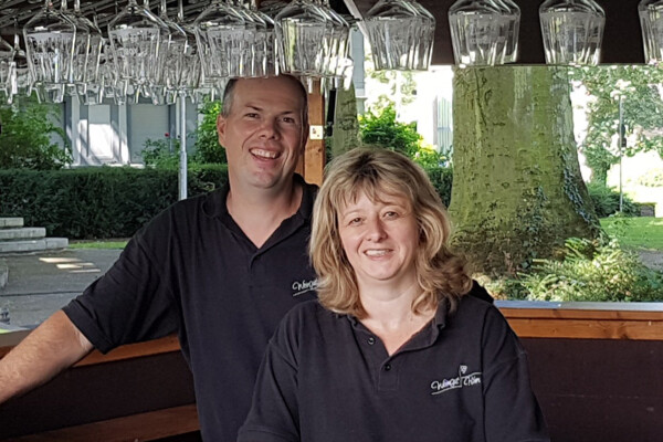 Mitarbeiter des Weingutes Hähn beim Weinausschank © Weingut Hähn Mitarbeiter des Weingutes Hähn beim Weinausschank © Weingut Hähn