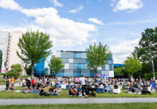 Menschengruppe bei der Blauen Stunde in Koblenz © Koblenz-Touristik GmbH, Kai Myller