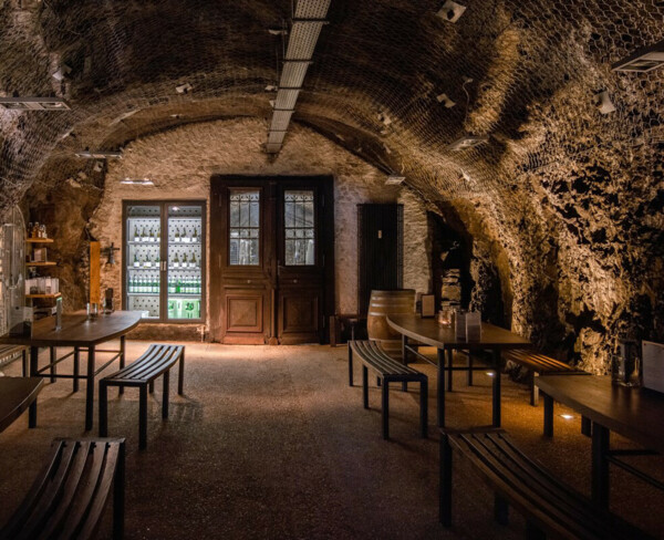 Kellergewölbe mit Felswänden, Tischen und Bänken zur Weinverkostung ©Weingut Schwaab