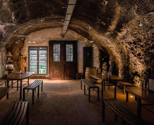 Kellergewölbe mit Felswänden, Tischen und Bänken zur Weinverkostung © Weingut Schwaab Kellergewölbe mit Felswänden, Tischen und Bänken zur Weinverkostung © Weingut Schwaab