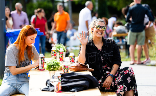 Besucherin winkt in die Kamera bei der Blauen Stunde in Koblenz ©Koblenz-Touristik GmbH, Kai Myller