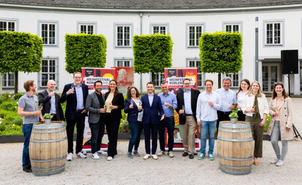 Gruppenfoto bei der Eröffnung des Weinfestivals 2023 ©Koblenz-Touristik GmbH, Kai Myller