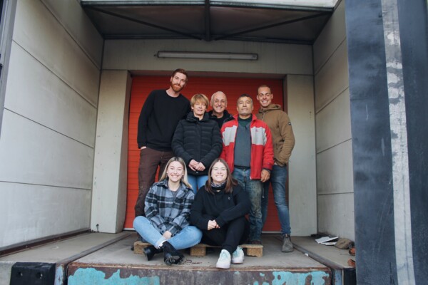 Gruppenaufnahme der Mitarbeiter des Weingutes Kreuzberg ©Weingut Kreuzberg Gruppenaufnahme der Mitarbeiter des Weingutes Kreuzberg ©Weingut Kreuzberg
