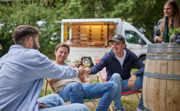 Menschen die mit Bier und Wein anstoßen bei der Veranstaltung Vinothek on Tour im Weinfestival Koblenz  © Koblenz-Touristik, Picture Colada