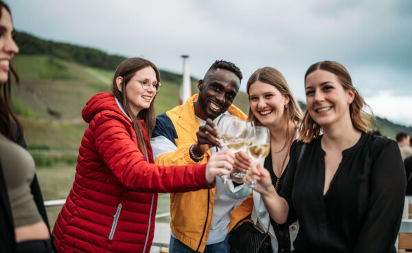 Personen die mit Weingläsern anstoßen auf der Veranstaltung "Wein on the Water" im Rahmen des Weinfestival Koblenz. © Koblenz-Toursitik GmbH, Janko.Media 