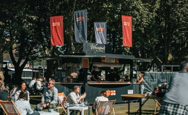 Die mobile Vinothek der Koblenz-Touristik GmbH im Park hinter dem Deutschen Eck bei Electronic Wine.  © Koblenz-Touristik GmbH, Janko.Media