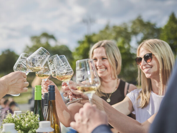 Freundesgruppe st&ouml;&szlig;t an &copy; Picture Colada