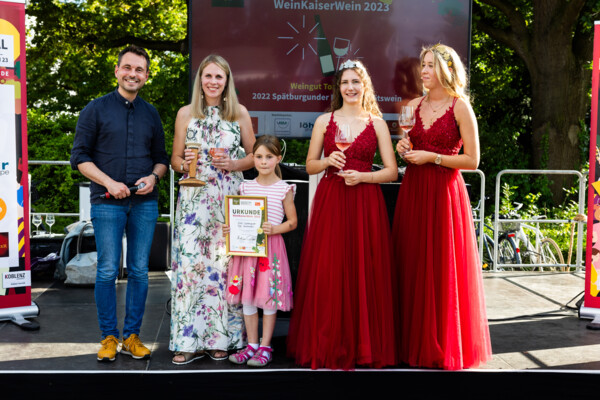 Weingut Toni Müller gewinnt den WeinKaiserWein 2023 bei der Blauen Stunde in Koblenz ©Koblenz-Touristik GmbH, Kai Myller Weingut Toni Müller gewinnt den WeinKaiserWein 2023 bei der Blauen Stunde in Koblenz ©Koblenz-Touristik GmbH, Kai Myller
