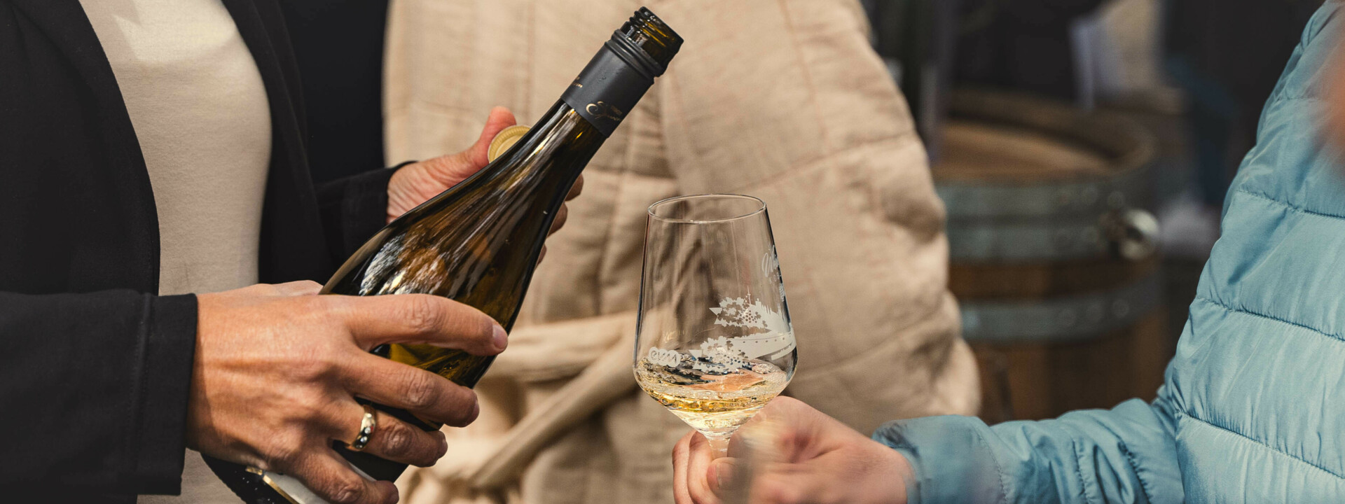 Wein wird in ein Glas eingeschenkt bei der Er&ouml;ffnung des Weinfestival Koblenz 2024  &copy; Koblenz-Touristik GmbH, Gabriel Volkovic 