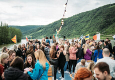 Eine junge Frau Scannt das Ticket eines Besuchers von Wein on the Water © Koblenz-Touristik GmbH, Janko.Media Eine junge Frau Scannt das Ticket eines Besuchers von Wein on the Water © Koblenz-Touristik GmbH, Janko.Media