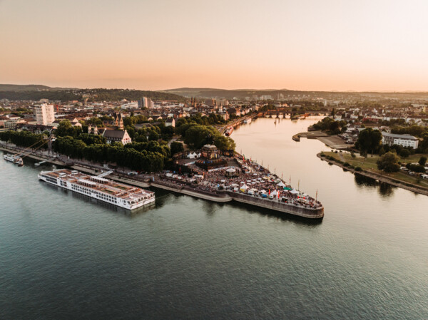 Drohnen Foto des Deutschen Ecks in Koblenz im Sonnenuntergang bei der Veranstaltung Electronic Wine. &copy; Koblenz-Touristik GmbH, Janko.Media
