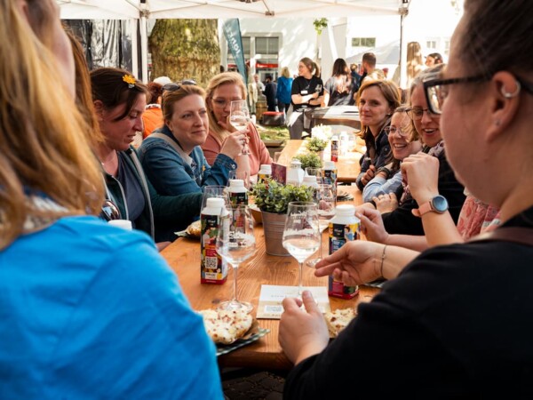 Bezoekers bij de opening van het wijnfestival van Koblenz &copy; 