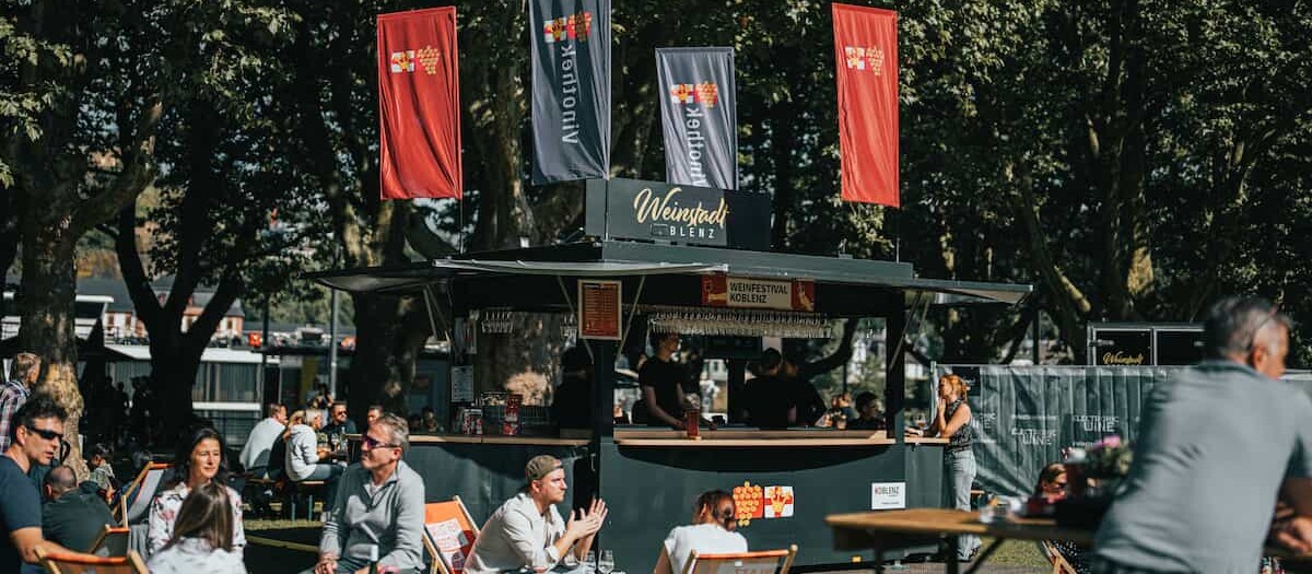 Vinothek der Koblenz-Touristik GmbH bei Electronic Wine © Koblenz-Touristik GmbH, Janko.Media Die mobile Vinothek der Koblenz-Touristik GmbH im Park hinter dem Deutschen Eck bei Electronic Wine. © Koblenz-Touristik GmbH, Janko.Media
