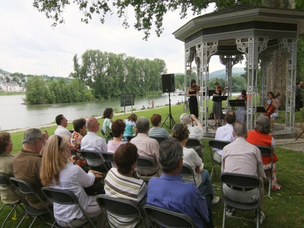 Augusta_Fest_Abdruck_honorarfrei800600.jpg © 456 123 © 456