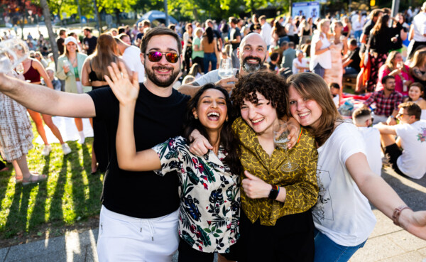 Besucher*innen lächeln in die Kamera bei der Blauen Stunde in Koblenz © Koblenz-Touristik GmbH, Kai Myller