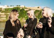 © Koblenz-Touristik GmbH, Janko.Media Drei Frauen amüsieren sich bei Wein on the Water 2023 in Koblenz © Koblenz-Touristik GmbH, Janko.Media