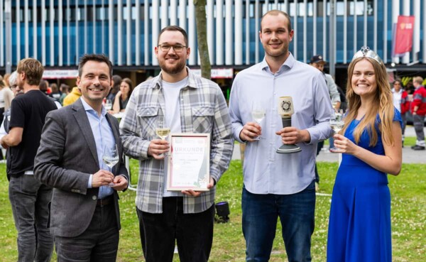 Oberbürgermeister David Langner und WeinKaiserWein Gewinner 2024  Jonas Spurzem mit einer Weinkönigin auf der Blauen Stunde  © Koblenz-Touristik GmbH, Kai Myller 