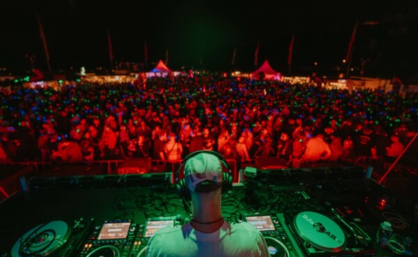 Ein DJ auf der Bühne von Electronic Wine am Deutschen Eck. © Koblenz-Touristik GmbH, Janko.Media