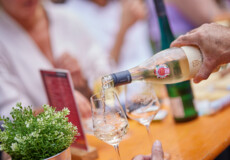 Flasche Wein wird auf der "Vinothek on Tour" auf dem Weinfestival eingeschenkt. © Koblenz-Touristik GmbH, Picture Colada