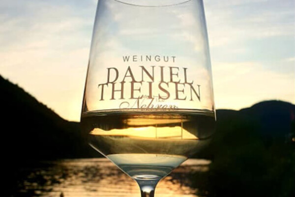 Weingut mit der Aufschrift Weingut Daniel Theisen, im Hintergrund die Mosel und Abendhimmel ©Weingut Theisen