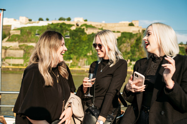 Drei Frauen amüsieren sich bei Wein on the Water 2023 in Koblenz ©Koblenz-Touristik GmbH, Janko.Media Drei Frauen amüsieren sich bei Wein on the Water 2023 in Koblenz ©Koblenz-Touristik GmbH, Janko.Media
