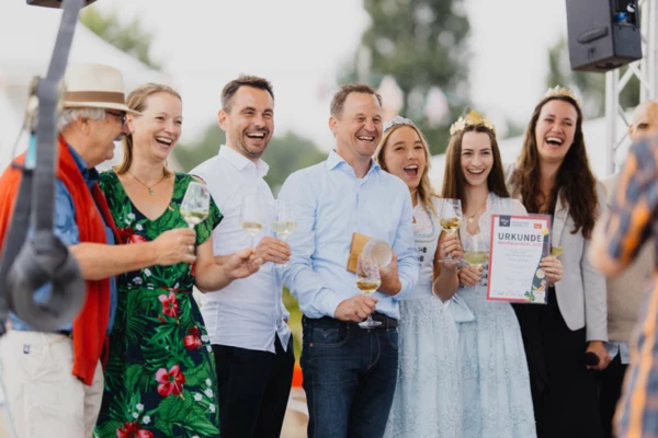 Winzer Karl Lunnebach und seine Familie akzeptiert die Krönung für den Weinkaiserwein 2022 ©Koblenz-Touristik GmbH