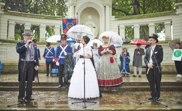 Kaiserin Augusta Darstellerin mit Regenschirmen auf der B&uuml;hne  &copy; Koblenz-Touristik GmbH, Picture Colada