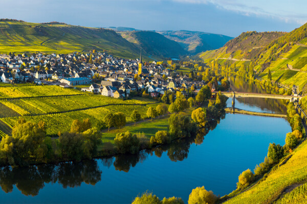 Goldenes Licht fällt auf das Moseltal und mit seinen Weinbergen und Dörfer ©AdobeStock