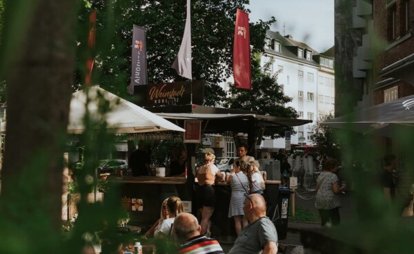 2025_06_20_VoT-Schenkendorfpl._(c)_Koblenz-Touristik, Désirée von Canal35.jpg © Koblenz-Touristik GmbH, Désirée von Canal Die Mobile Vinothek der Koblenz-Touristik GmbH auf dem Schenkendorfplatz bei der Veranstaltung "Vinothek on Tour" © Koblenz-Touristik GmbH, Désirée von Canal