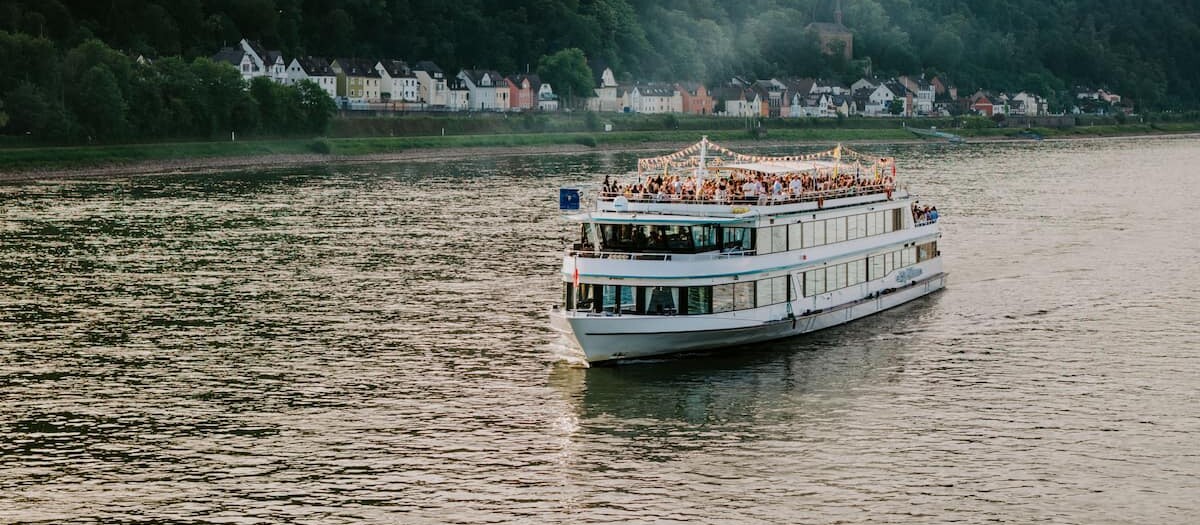 2026-05_Koblenz Touristik_Wine on Water--5.jpg © Koblenz-Touristik GmbH, Janko.Media
Drohnenaufnahme Stadt Vallendar bei Wein on the Water © Koblenz-Touristik GmbH, Janko.Media