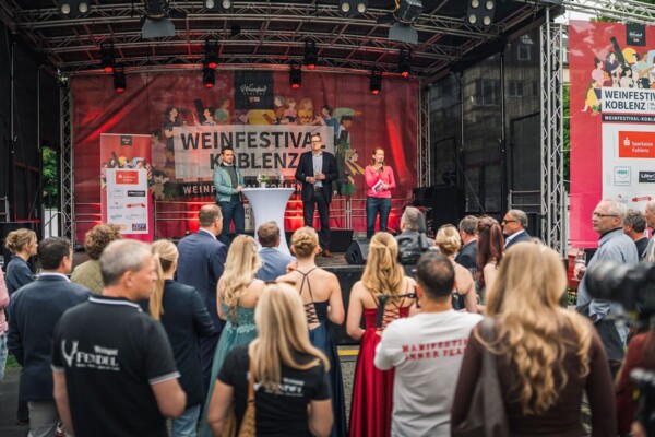 Burgemeester David Langner tijdens zijn toespraak bij de opening van het wijnfestival van Koblenz 2024  &copy; Koblenz-Touristik, Janko.Media