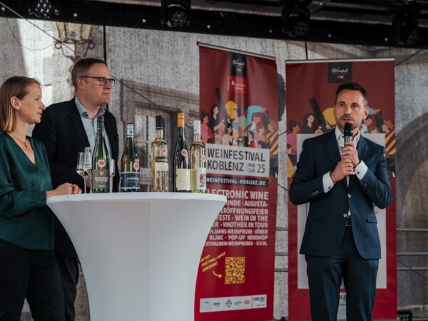 Burgemeester David Langner tijdens zijn toespraak bij de opening van het wijnfestival Koblenz 2024  &copy; Koblenz-Touristik GmbH, D&eacute;sir&eacute;e von Canal