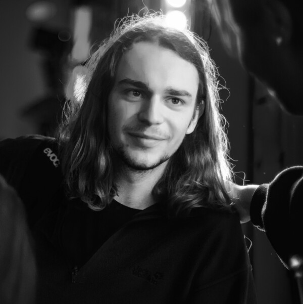 Portret van de kunstenaar Linus Helde © 