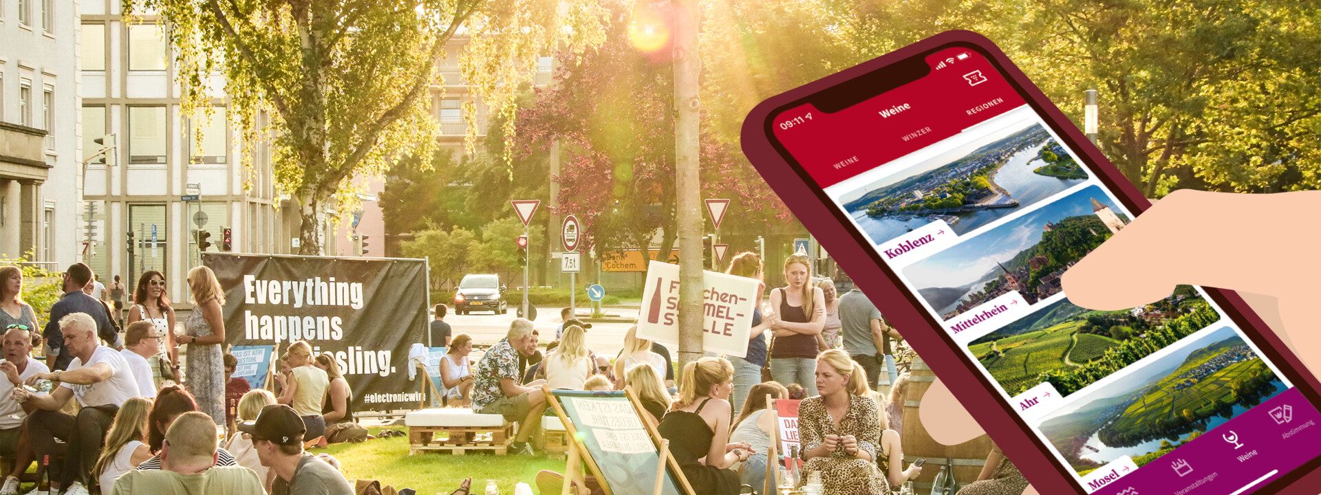 Hand hält Handy und bedient die Weinfestival-App. Menschengruppen mit Wein sitzen im Hintergrund ©Koblenz-Touristik GmbH