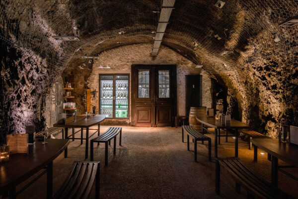 Kellergewölbe mit Felswänden, Tischen und Bänken zur Weinverkostung ©Weingut Schwaab