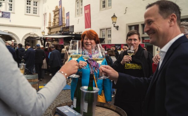 Personen stoßen mit Weingläsern auf der Eröffnung des Weinfestival Koblenz 2024 an.  © Koblenz-Touristik GmbH, Gabriel Volkovic 