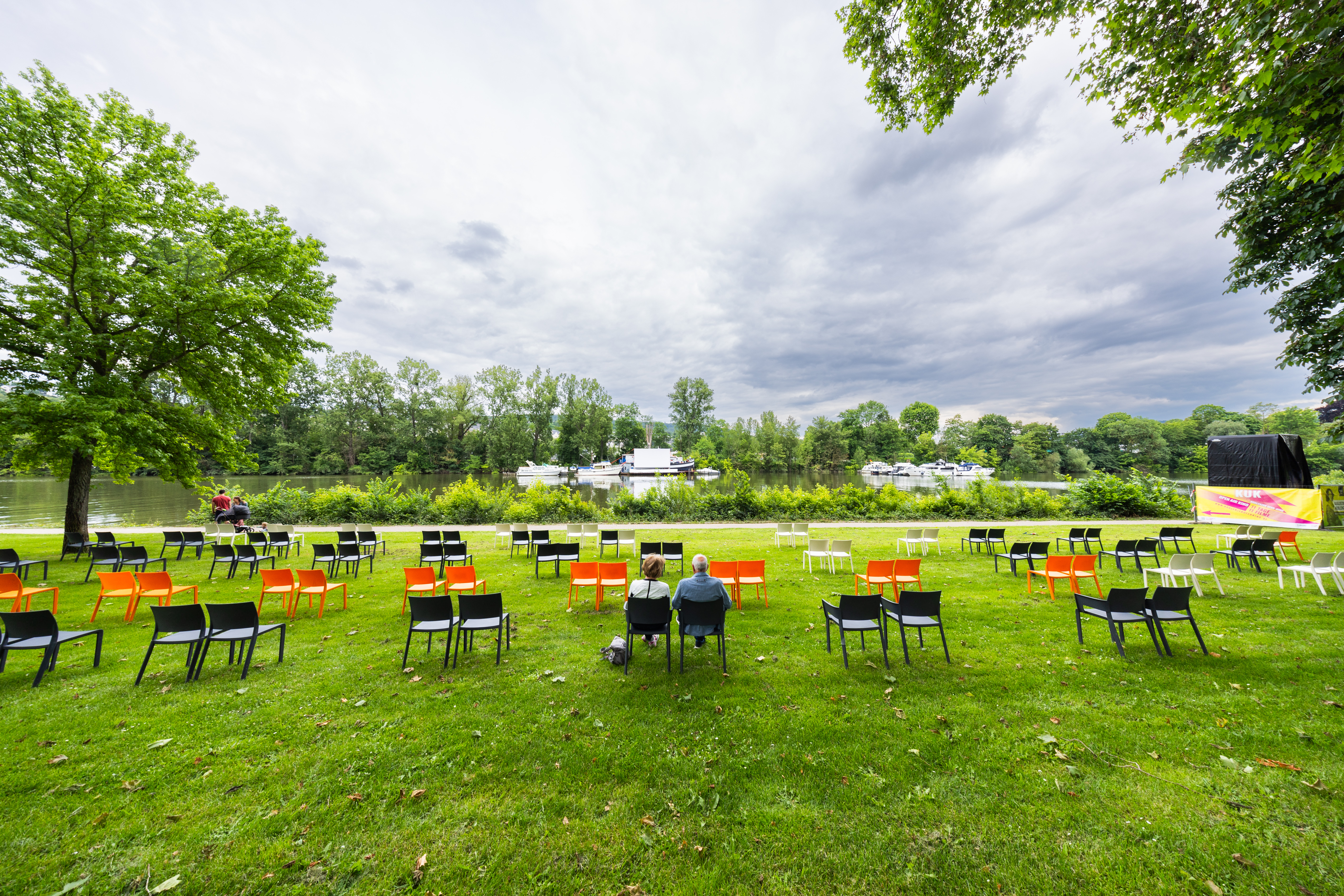 Wiese am Augusta-Denkmal mit St&uuml;hlen besiedelt  &copy; Koblenz-Touristik, Kai M&uuml;ller
