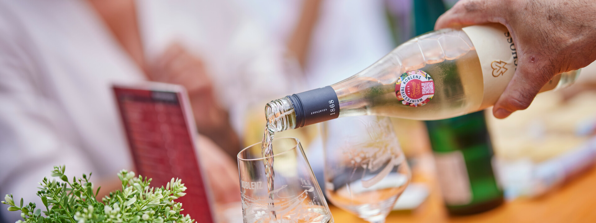 Flasche Wein wird auf der "Vinothek on Tour" auf dem Weinfestival eingeschenkt. &copy; Koblenz-Touristik GmbH, Picture Colada