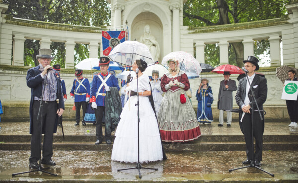 Kaiserin Augusta Darstellerin mit Regenschirmen auf der Bühne  © Koblenz-Touristik GmbH, Picture Colada