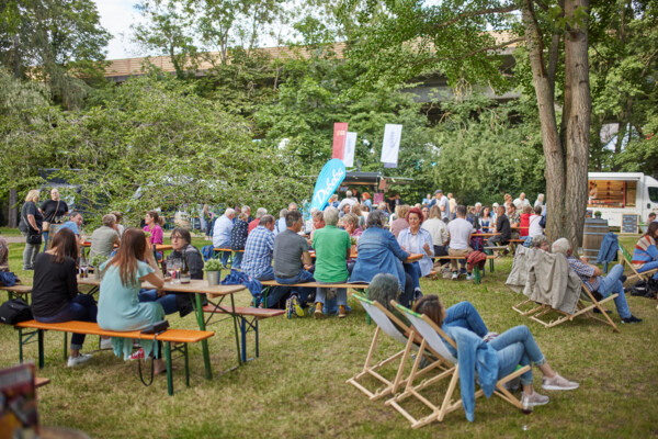 Menschen sitzen bei der "Vinothek on Tour" vom Weinfestival der Koblenz-Touristik. ©Koblenz-Touristik GmbH, Picture Colada