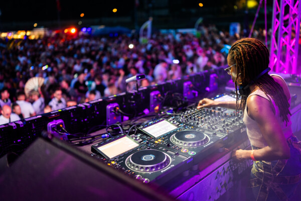 Handen van een DJ aan het mengpaneel tijdens het DJ-en. © Koblenz-Touristik, Kai Myller Handen van een DJ aan het mengpaneel tijdens het DJ-en. © Koblenz-Touristik, Kai Myller