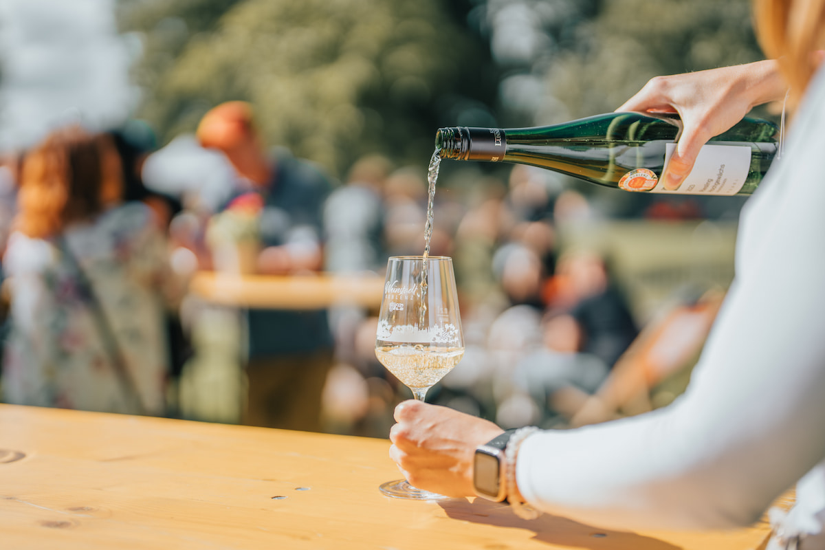 2024_06_15 SA Electronic Wine_(c)_Koblenz-Touristik, Janko.Media_122.jpg © Koblenz-Touristik, Janko.Media Eine Frau schenkt Wein in ein Weinglas ein. © Koblenz-Touristik, Janko.Media