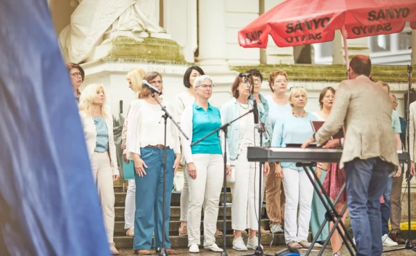 Singender Chor vor dem Kaiserin-Augusta-Denkmal  &copy; Koblenz-Touristik GmbH, Picture Colada