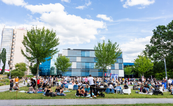 Menschengruppe bei der Blauen Stunde in Koblenz ©Koblenz-Touristik GmbH, Kai Myller