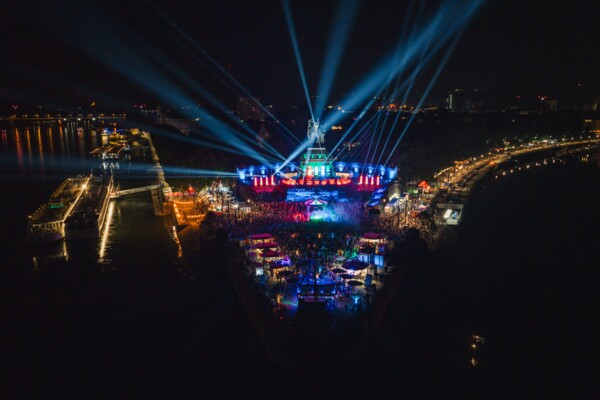 DJane speelt op Electronic Wine 2023 in het Deutsches Eck © Koblenz-Touristik, Janko.Media DJane speelt op Electronic Wine 2023 in het Deutsches Eck © Koblenz-Touristik, Janko.Media